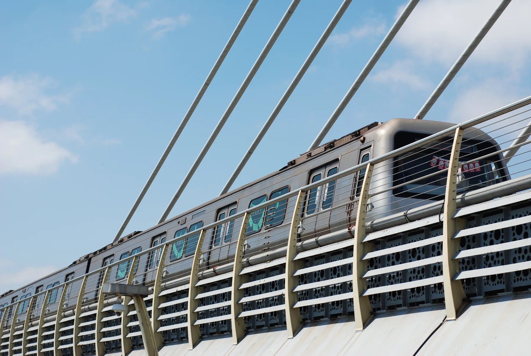 Haliç Metro Köprüsü üzerinde İstanbul metrosu